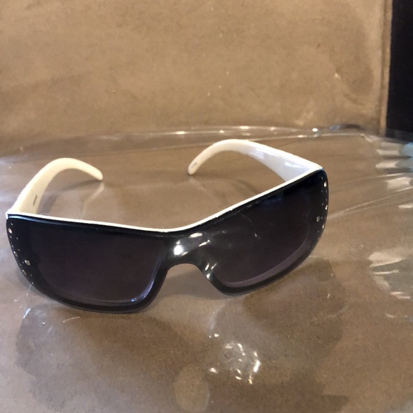 Black & white Sunglasses - Picture 2 of 7